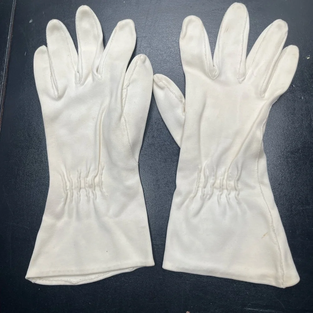 💕Bundle 3 for $20 Vintage Women’s White Formal Gloves